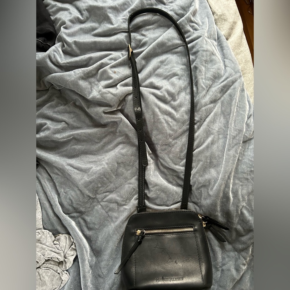 Portland Leather Women’s Black Crossbody Bag Blk - Picture 2 of 5